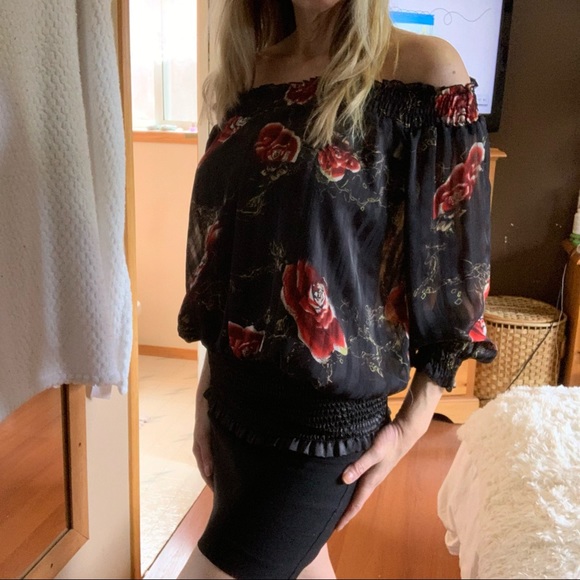 Suzy Shier Black with red rose 🌹 pattern sheer blouse size medium - Picture 10 of 10
